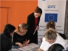 Pani instruktor przekazuje informacje uczestnikom spotkania