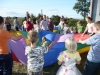 Zabawa dzieci chustą edukacyjną