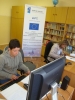 Dwie czestniczki pracują przy komputerach