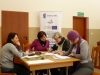 Kolejne dwie uczestniczki projektu Aktywni lokalnie podczas romowy kwalifikacyjnej wypełniają dokumenty rekrutacyjne podczas rozmowy rekrutacyjnej z pracownikami MOPS-Żnin
