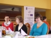 Cztery uczetniczki projektu czekaja na rozpoczęcie konferencji informacyjno - promocyjnej rozpoczynającej realizację programu Aktywni, zintegrowani, silniejsi