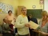Wręczenie certyfikatów, jeden z uczestników kursu otrzymuje Certyfikat