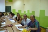 Uczestnicy Warsztatów aktywnego poszukiwania pracy siedzą przy stole w trakcie zajęć