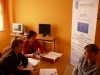 Uczestniczka projektu Aktywni, zintegrowani, silniejsi w trakcie rozmowy rekrutacyjnej z pracownikami MOPS-Żnin