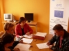 Uczestnik projektu Aktywni, zintegrowani, silniejsi podczas rozmowy rekrutacyjnej z pracownikami MOPS-Żnin wypełnia formularz rekrutacyjny
