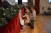 Chłopiec dokonuje wpisu w księgę gości